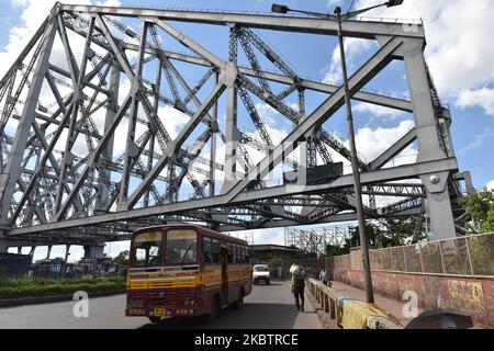 Howrah Bridge oder das Rabindra Setu, das vom Kolkata Port Trust am 17. Juli 2020 offiziell in Dr. SYAMA PRASAD MUKHERJEE Port Trust in Kalkutta, Indien, umbenannt wird. Es ist der älteste operative Hafen in Indien und wurde von der British East India Company gebaut. Der Kolkata Port Trust wurde anlässlich der 150-jährigen Tätigkeit des Kolkata Port durch Premierminister Sri in Dr. Shyama Prasad Mukherjee Port umbenannt. Narendra Modi während seines Besuchs in Kalkata, um am 12.. Januar 2020 am Port Trust-Programm teilzunehmen. (Foto von Sukhomoy Sen/NurPhoto) Stockfoto