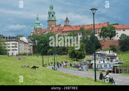 Eine allgemeine Ansicht der Restaurantkähne auf der Weichsel mit einer Hintergrundansicht des Krakauer Schlosses Wawel. Am 17. Juli 2020 in Krakau, Polen. (Foto von Artur Widak/NurPhoto) Stockfoto