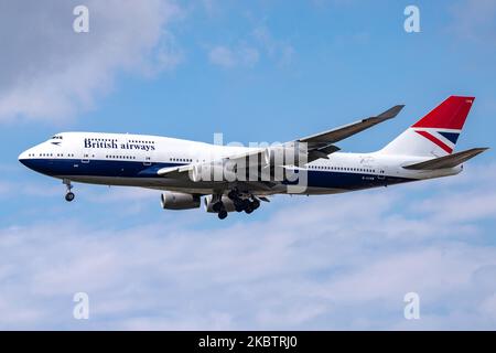 British Airways gab am 17. Juli 2020 bekannt, dass die ikonische Boeing 747-Jumbo-Jets-Flotte als Auswirkung der Coronavirus-Pandemie Covid-19 sofort in den Ruhestand treten wird. British Airways Boeing 747-400-Flugzeug, wie beim endgültigen Anflug von einem Langstreckenflug gesehen, fliegen und landen am internationalen Flughafen London Heathrow LHR EGLL in London, Großbritannien. Das Flugzeug ist in Negus Retro-Sonderfarben lackiert, die zwischen 1974 und 1984 verwendet wurden. Das Doppeldecker-Großkörperflugzeug mit dem Spitznamen „Queen of the Skies“ verfügt seit 1994 über die Registrierung G-CIVB. BA BAW SHT Shutter Speedbird IS Stockfoto