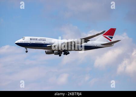 British Airways gab am 17. Juli 2020 bekannt, dass die ikonische Boeing 747-Jumbo-Jets-Flotte als Auswirkung der Coronavirus-Pandemie Covid-19 sofort in den Ruhestand treten wird. British Airways Boeing 747-400-Flugzeug, wie beim endgültigen Anflug von einem Langstreckenflug gesehen, fliegen und landen am internationalen Flughafen London Heathrow LHR EGLL in London, Großbritannien. Das Flugzeug ist in Negus Retro-Sonderfarben lackiert, die zwischen 1974 und 1984 verwendet wurden. Das Doppeldecker-Großkörperflugzeug mit dem Spitznamen „Queen of the Skies“ verfügt seit 1994 über die Registrierung G-CIVB. BA BAW SHT Shutter Speedbird IS Stockfoto