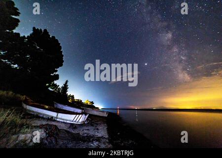 Die Milchstraße, Teil unserer Galaxie, wo unser Sonnensystem gehört, wie am 17. Juli 2020 vom Epanomi Strand in der Nähe von Thessaloniki und Chalkidiki in Griechenland in der Nacht nach Mitternacht im dunklen Sommer griechischen Himmel über dem ruhigen Mittelmeer des Ägäischen Meeres gesehen, Der Sandstrand und die wilden Pinien. Die Milchstraße ist eine Spiralgalaxie mit einer Schätzung, die 100-400 Milliarden Sterne und Planeten enthält. (Foto von Nicolas Economou/NurPhoto) Stockfoto