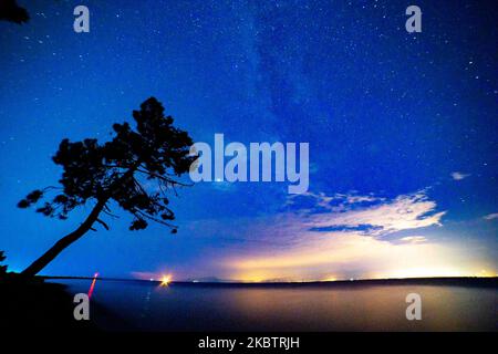 Die Milchstraße, Teil unserer Galaxie, wo unser Sonnensystem gehört, wie am 17. Juli 2020 vom Epanomi Strand in der Nähe von Thessaloniki und Chalkidiki in Griechenland in der Nacht nach Mitternacht im dunklen Sommer griechischen Himmel über dem ruhigen Mittelmeer des Ägäischen Meeres gesehen, Der Sandstrand und die wilden Pinien. Die Milchstraße ist eine Spiralgalaxie mit einer Schätzung, die 100-400 Milliarden Sterne und Planeten enthält. (Foto von Nicolas Economou/NurPhoto) Stockfoto