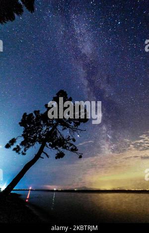 Die Milchstraße, Teil unserer Galaxie, wo unser Sonnensystem gehört, wie am 17. Juli 2020 vom Epanomi Strand in der Nähe von Thessaloniki und Chalkidiki in Griechenland in der Nacht nach Mitternacht im dunklen Sommer griechischen Himmel über dem ruhigen Mittelmeer des Ägäischen Meeres gesehen, Der Sandstrand und die wilden Pinien. Die Milchstraße ist eine Spiralgalaxie mit einer Schätzung, die 100-400 Milliarden Sterne und Planeten enthält. (Foto von Nicolas Economou/NurPhoto) Stockfoto