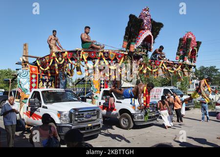 Tamilische Hindu-Anhänger, die das para-Kavadi-Ritual durchführen, werden während des Vinayagar Ther Thiruvizha Festivals in Ontario, Kanada, am 23. Juli 2016 von Haken aufgehängt, die in ihren Rücken und Beinen getrieben werden und als Bußakt auf und ab prallten. (Foto von Creative Touch Imaging Ltd./NurPhoto) Stockfoto