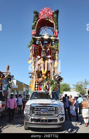 Tamilischer Hindu-Anhänger, der das para-Kavadi-Ritual durchführt, wird während des Vinayagar Ther Thiruvizha Festivals in Ontario, Kanada, am 23. Juli 2016 von Haken, die in seinen Rücken und seine Beine getrieben werden, aufgehängt und als Bußakt auf- und abprallt. (Foto von Creative Touch Imaging Ltd./NurPhoto) Stockfoto