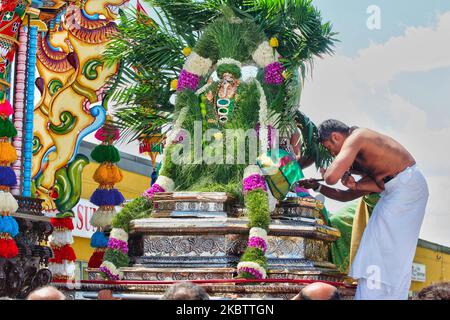 Tamilische Hindu-Anhänger bereiten sich vor, das Idol von Herrn Vinayagar (Herrn Ganesh) vom Wagen in Richtung zum Tempel während des Vinayagar Ther Thiruvizha Festivals an einem tamilischen Hindu-Tempel in Ontario, Kanada am 23. Juli 2016 zu tragen. Das Idol ist grün geschmückt und mit kaltem Wasser besprüht, was die Gottheit vor all der Aufregung, die während der Führung durch den Tempel von außen erlebt wird, beruhigen soll. Dieses Festival ist Teil des 15 Tage langen Festivals, das Lord Murugan ehrt, das mit einer extravaganten Wagenprozession gipfelt. (Foto von Creative Touch Imaging Ltd./NurPhoto) Stockfoto