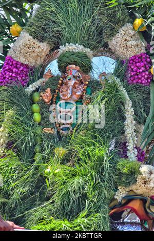 Das Idol von Lord Vinayagar (Lord Ganesh) geschmückt in Grün während des Vinayagar Ther Thiruvizha Festivals an einem Tamil Hindu Tempel in Ontario, Kanada am 23. Juli 2016. Das Idol ist grün geschmückt und mit kaltem Wasser besprüht, was die Gottheit vor all der Aufregung, die während der Führung durch den Tempel von außen erlebt wird, beruhigen soll. Dieses Festival ist Teil des 15 Tage langen Festivals, das Lord Murugan ehrt, das mit einer extravaganten Wagenprozession gipfelt. (Foto von Creative Touch Imaging Ltd./NurPhoto) Stockfoto