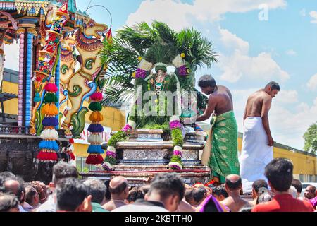 Tamilische Hindu-Anhänger tragen das Idol von Lord Vinayagar (Lord Ganesh) in Richtung zum Tempel während des Vinayagar Ther Thiruvizha Festivals an einem tamilischen Hindu-Tempel in Ontario, Kanada am 23. Juli 2016. Das Idol ist grün geschmückt und mit kaltem Wasser besprüht, was die Gottheit vor all der Aufregung, die während der Führung durch den Tempel von außen erlebt wird, beruhigen soll. Dieses Festival ist Teil des 15 Tage langen Festivals, das Lord Murugan ehrt, das mit einer extravaganten Wagenprozession gipfelt. (Foto von Creative Touch Imaging Ltd./NurPhoto) Stockfoto