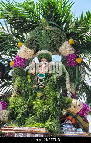 Das Idol von Lord Vinayagar (Lord Ganesh) geschmückt in Grün während des Vinayagar Ther Thiruvizha Festivals an einem Tamil Hindu Tempel in Ontario, Kanada am 23. Juli 2016. Das Idol ist grün geschmückt und mit kaltem Wasser besprüht, was die Gottheit vor all der Aufregung, die während der Führung durch den Tempel von außen erlebt wird, beruhigen soll. Dieses Festival ist Teil des 15 Tage langen Festivals, das Lord Murugan ehrt, das mit einer extravaganten Wagenprozession gipfelt. (Foto von Creative Touch Imaging Ltd./NurPhoto) Stockfoto