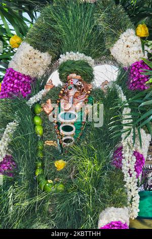 Das Idol von Lord Vinayagar (Lord Ganesh) geschmückt in Grün während des Vinayagar Ther Thiruvizha Festivals an einem Tamil Hindu Tempel in Ontario, Kanada am 23. Juli 2016. Das Idol ist grün geschmückt und mit kaltem Wasser besprüht, was die Gottheit vor all der Aufregung, die während der Führung durch den Tempel von außen erlebt wird, beruhigen soll. Dieses Festival ist Teil des 15 Tage langen Festivals, das Lord Murugan ehrt, das mit einer extravaganten Wagenprozession gipfelt. (Foto von Creative Touch Imaging Ltd./NurPhoto) Stockfoto