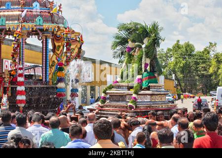 Tamilische Hindu-Anhänger tragen das Idol von Lord Vinayagar (Lord Ganesh) vom Wagen zurück in Richtung zum Tempel während des Vinayagar Ther Thiruvizha Festivals an einem tamilischen Hindu-Tempel in Ontario, Kanada am 23. Juli 2016. Das Idol ist grün geschmückt und mit kaltem Wasser besprüht, was die Gottheit vor all der Aufregung, die während der Führung durch den Tempel von außen erlebt wird, beruhigen soll. Dieses Festival ist Teil des 15 Tage langen Festivals, das Lord Murugan ehrt, das mit einer extravaganten Wagenprozession gipfelt. (Foto von Creative Touch Imaging Ltd./NurPhoto) Stockfoto