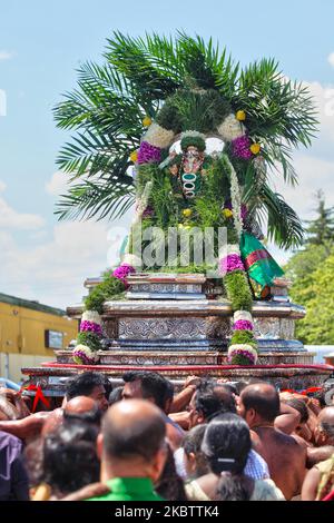 Tamilische Hindu-Anhänger tragen das Idol von Lord Vinayagar (Lord Ganesh) zurück in Richtung zum Tempel während des Vinayagar Ther Thiruvizha Festivals an einem tamilischen Hindu-Tempel in Ontario, Kanada am 23. Juli 2016. Das Idol ist grün geschmückt und mit kaltem Wasser besprüht, was die Gottheit vor all der Aufregung, die während der Führung durch den Tempel von außen erlebt wird, beruhigen soll. Dieses Festival ist Teil des 15 Tage langen Festivals, das Lord Murugan ehrt, das mit einer extravaganten Wagenprozession gipfelt. (Foto von Creative Touch Imaging Ltd./NurPhoto) Stockfoto