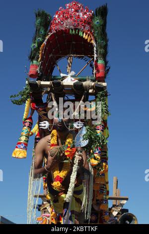 Tamilischer Hindu-Anhänger, der das para-Kavadi-Ritual durchführt, wird während des Vinayagar Ther Thiruvizha Festivals in Ontario, Kanada, am 23. Juli 2016 von Haken, die in seinen Rücken und seine Beine getrieben werden, aufgehängt und als Bußakt auf- und abprallt. (Foto von Creative Touch Imaging Ltd./NurPhoto) Stockfoto