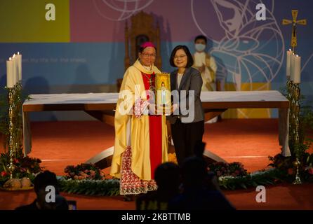 Thomas Chung, ehemaliger Bischof der Stadt Chiayi, erhält das Pallium während der päpstlichen Amtseinführung, nachdem er von Papst Franziskus zum neuen Erzbischof von Taipei (Taiwan) ernannt wurde, wobei der taiwanesische Präsident Tsai ing-wen, andere vorherrschende Beamte sowie fast tausend Gläubige zur erfolgreichen Übernahme gratulierten, Am 18. Juli 2020 im Chungmei Chung Mei Auditorium der Fu Jen Universität in New Taipei City, Taiwan. (Foto von Ceng Shou Yi/NurPhoto) Stockfoto