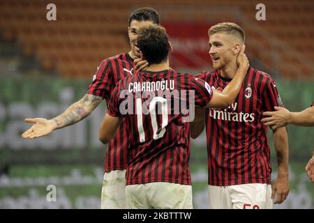 Hakan Calhanoglu vom AC Mailand feiert mit Alexis Saelemaekers vom AC Mailand und Alessio Romagnoli vom AC Mailand nach dem Tor während der Serie A Spiel zwischen AC Mailand und Bologna FC im Stadio Giuseppe Meazza am 18. Juli 2020 in Mailand, Italien. (Foto von Giuseppe Cottini/NurPhoto) Stockfoto