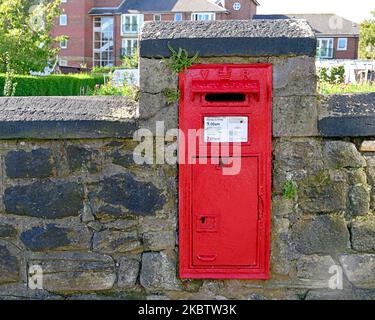 Viktorianische Briefkasten in einer Steinmauer im Dorf Tynemouth Stockfoto