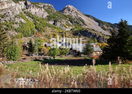 Nevache, Hautes Alpes (Französische Südalpen), Frankreich, ein traditionelles Dorf in Vallee de la Claree (Tal von Claree), umgeben von Bergen Stockfoto