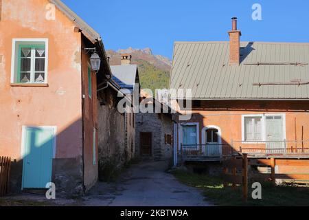 Nevache, Hautes Alpes (Französische Südalpen), Frankreich, ein traditionelles Dorf in Vallee de la Claree (Tal von Claree) mit traditionellen Häusern Stockfoto