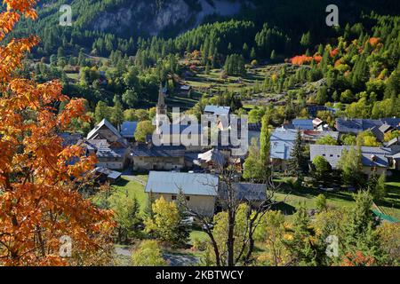 Allgemeine Ansicht von Nevache, Hautes Alpes (Französische Südalpen), Frankreich, ein traditionelles Dorf in Vallee de la Claree (Tal von Claree) Stockfoto