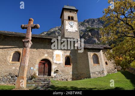 Plampinet, Hautes Alpes (Französische Südalpen), Frankreich, ein Dorf in Vallee de la Claree (Tal von Claree) mit der Kirche Saint Sebastien Stockfoto