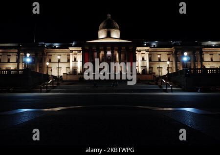 Die National Gallery steht am 18. Juli 2020 auf der North Terrace des Trafalgar Square in London, England, beleuchtet. (Foto von David Cliff/NurPhoto) Stockfoto