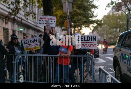 Die Unterstützer des Gouverneurskandidaten Lee Zeldin versammelten sich am 3. Novermber 2022 vor dem Campus der Barnard University auf der Upper Westside New York City, NY, als die amtierende Präsidentin Kathy Hochul eine Kundgebung mit Vizepräsidentin Kamala Harris und Hillary Clinton abhielt. (Foto von Steve Sanchez/Sipa USA). Stockfoto