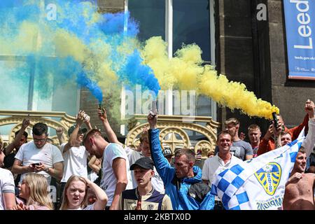 Anhänger von Leeds United feiern ihre Beförderung zur englischen Premier League am 19. Juli 2020 auf dem Millennium Square in Leeds, England. (Foto von Emily Moorby/MI News/NurPhoto) Stockfoto