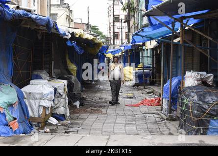 Ein Mann, der während der COVID-19-Sperre am Wochenende in Guwahati, Assam, Indien, am Sonntag, den 19. Juli 2020, auf einem geschlossenen Markt läuft. (Foto von David Talukdar/NurPhoto) Stockfoto
