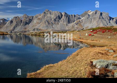 Spiegelungen des Sees Laramon, der sich in Vallee de la Claree (Tal der Claree) oberhalb des Dorfes Nevache, Hautes Alpes (Französische Südalpen), Frankreich, befindet Stockfoto