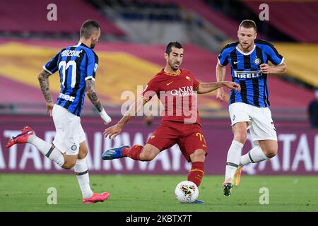 Henrikh Mkhitaryan von AS Roma wird am 19. Juli 2020 im Stadio Olimpico, Rom, Italien, von Milan Skriniar vom FC Internazionale und Marcelo Brozovic vom FC Internazionale im Serie A-Spiel zwischen Roma und FC Internazionale herausgefordert. (Foto von Giuseppe Maffia/NurPhoto) Stockfoto