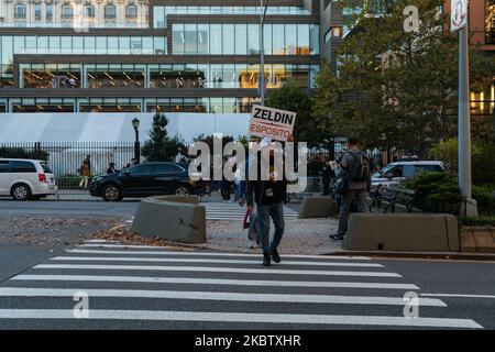 Die Unterstützer des Gouverneurskandidaten Lee Zeldin versammelten sich am 3. Novermber 2022 vor dem Campus der Barnard University auf der Upper Westside New York City, NY, als die amtierende Präsidentin Kathy Hochul eine Kundgebung mit Vizepräsidentin Kamala Harris und Hillary Clinton abhielt. (Foto von Steve Sanchez/Sipa USA). Stockfoto