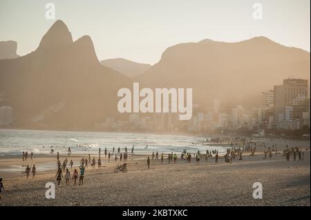 Badegäste werden am 19. Juli 2020 am Strand von ipanema im Süden der Stadt Rio de Janeiro, Brasilien, gesehen. Die lokalen Behörden haben die 4. (vierte) der 6 Phasen der Lockerung der sozialen Isolation (Quarantäne) begonnen, was einige Mannschaftssportarten am Strand außer an Wochenenden ermöglicht. Rio de Janeiro übertraf die 11.000 Todesfälle durch das Coronavirus (COVID-19) und mehr als 135.000 bestätigte Fälle der Krankheit (Foto: Allan Carvalho/NurPhoto) Stockfoto