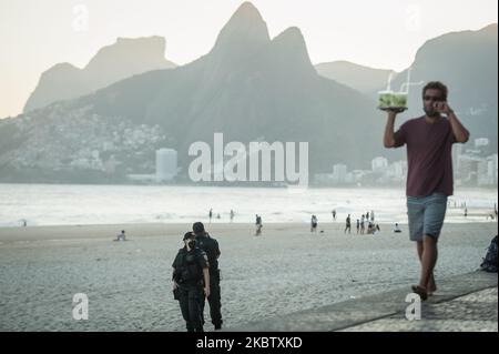 Am 19. Juli 2020 werden Polizisten gesehen, die den Strand von ipanema im Süden der Stadt Rio de Janeiro, Brasilien, inspizieren. Die lokalen Behörden beginnen die 4. (vierte) der 6 Phasen der Lockerung der sozialen Isolation (Quarantäne) oder das erlaubt einige kollektive Sportarten am Strand Sand, außer an Wochenenden. Rio de Janeiro übertraf die Marke von 11.000 Todesfällen durch das Coronavirus (COVID-19) und mehr als 135.000 bestätigten Fällen durch die Krankheit. (Foto von Allan Carvalho/NurPhoto) Stockfoto