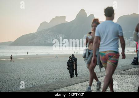 Am 19. Juli 2020 werden Polizisten gesehen, die den Strand von ipanema im Süden der Stadt Rio de Janeiro, Brasilien, inspizieren. Die lokalen Behörden beginnen die 4. (vierte) der 6 Phasen der Lockerung der sozialen Isolation (Quarantäne) oder das erlaubt einige kollektive Sportarten am Strand Sand, außer an Wochenenden. Rio de Janeiro übertraf die Marke von 11.000 Todesfällen durch das Coronavirus (COVID-19) und mehr als 135.000 bestätigten Fällen durch die Krankheit. (Foto von Allan Carvalho/NurPhoto) Stockfoto