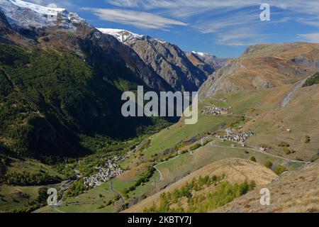 Gesamtansicht des Romanche-Tals vom Wanderpass l'Aiguillon (oberhalb von Villar d'Arene), Ecrins-Nationalpark, Hautes Alpes (Französische Südalpen), Frankreich Stockfoto