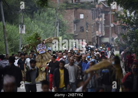 Ein nepalesischer Anhänger, der den Strohdämon Ghantakarna während des Gathemangal-Festivals trägt, das am Sonntag, dem 19. Juli 2020, in Bhaktapur, Nepal, gefeiert wurde. Gathemangal ist ein Fest, das die Niederlage des mythischen Dämons Ghantakarna feiert. (Foto von Narayan Maharjan/NurPhoto) Stockfoto