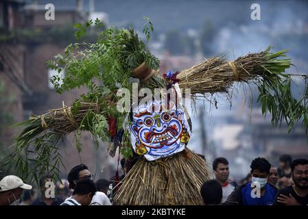 Ein nepalesischer Anhänger, der den Strohdämon Ghantakarna während des Gathemangal-Festivals trägt, das am Sonntag, dem 19. Juli 2020, in Bhaktapur, Nepal, gefeiert wurde. Gathemangal ist ein Fest, das die Niederlage des mythischen Dämons Ghantakarna feiert. (Foto von Narayan Maharjan/NurPhoto) Stockfoto