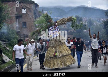 Ein nepalesischer Anhänger, der den Strohdämon Ghantakarna während des Gathemangal-Festivals trägt, das am Sonntag, dem 19. Juli 2020, in Bhaktapur, Nepal, gefeiert wurde. Gathemangal ist ein Fest, das die Niederlage des mythischen Dämons Ghantakarna feiert. (Foto von Narayan Maharjan/NurPhoto) Stockfoto