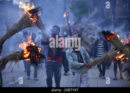 Ein nepalesischer Anhänger, der den Strohdämon Ghantakarna während des Gathemangal-Festivals trägt, das am Sonntag, dem 19. Juli 2020, in Bhaktapur, Nepal, gefeiert wurde. Gathemangal ist ein Fest, das die Niederlage des mythischen Dämons Ghantakarna feiert. (Foto von Narayan Maharjan/NurPhoto) Stockfoto