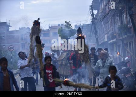 Ein nepalesischer Anhänger, der den Strohdämon Ghantakarna während des Gathemangal-Festivals trägt, das am Sonntag, dem 19. Juli 2020, in Bhaktapur, Nepal, gefeiert wurde. Gathemangal ist ein Fest, das die Niederlage des mythischen Dämons Ghantakarna feiert. (Foto von Narayan Maharjan/NurPhoto) Stockfoto