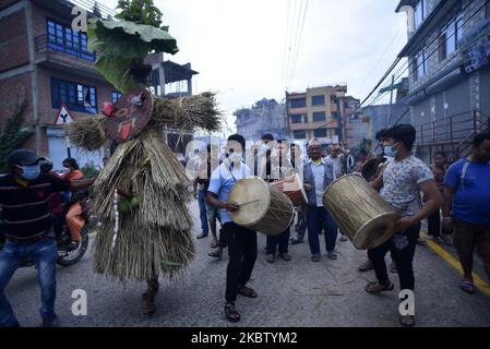 Ein nepalesischer Anhänger, der den Strohdämon Ghantakarna während des Gathemangal-Festivals trägt, das am Sonntag, dem 19. Juli 2020, in Bhaktapur, Nepal, gefeiert wurde. Gathemangal ist ein Fest, das die Niederlage des mythischen Dämons Ghantakarna feiert. (Foto von Narayan Maharjan/NurPhoto) Stockfoto