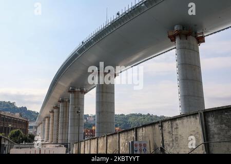 Eine allgemeine Ansicht über den Betrieb der Endprüfung der neuen Brücke, die nach dem Einsturz der historischen "Ponte Morandi" in Genua, Italien, am 20. Juli 2020 errichtet wurde. Die ursprüngliche Brücke stürzte im August 2018 ein und forderte mehr als 43 Opfer, und die neue Brücke wird voraussichtlich am frühen Tag des August 2020 wiedereröffnet. (Foto von Mauro Ujetto/NurPhoto) Stockfoto