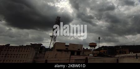 Dunkle Monsunwolken ragen am 20. Juli 2020 in Ajmer, Indien, über den Himmel. (Foto von Himanshu Sharma/NurPhoto) Stockfoto