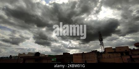 Dunkle Monsunwolken ragen am 20. Juli 2020 in Ajmer, Indien, über den Himmel. (Foto von Himanshu Sharma/NurPhoto) Stockfoto