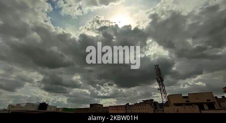 Dunkle Monsunwolken ragen am 20. Juli 2020 in Ajmer, Indien, über den Himmel. (Foto von Himanshu Sharma/NurPhoto) Stockfoto