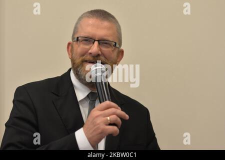 Grzegorz Braun, ein polnischer Rechtspolitiker und Vorsitzender des Konföderation of the Polish Crown Political Party und einer der Führer des Konföderation Liberty and Independence Alliance, wendet sich an seine Unterstützer in Rzeszow. Am 20. Juli 2020 in Rzeszow, Polen. (Foto von Artur Widak/NurPhoto) Stockfoto