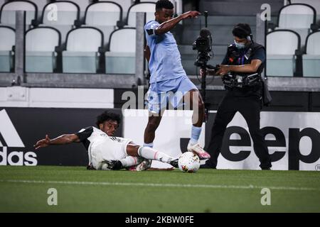 Juventus-Stürmer Juan Cuadrado (16) bekämpft den Mittelfeldspieler Djavan Anderson (8) aus dem Latium während des Fußballspiels der Serie A n.34 JUVENTUS - LAZIO am 20. Juli 2020 im Allianz-Stadion in Turin, Piemont, Italien. (Foto von Matteo Bottanelli/NurPhoto) Stockfoto