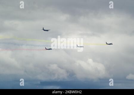 Die kolumbianische Luftwaffe führt eine Flugshow mit Rauchrückemblierung durch, die die kolumbianische Flagge zeigt um die 210 Jahre der Unabhängigkeit Kolumbiens von Spanien über der Stadt Bogota zu feiern, soll die Flugshow Menschen in ihren Häusern halten, weil am 20. Juli in Bogota, Kolumbien, die neue Coronavirus-Pandemie gesperrt wurde. 2020. (Foto von Sebastian Barros/NurPhoto) Stockfoto