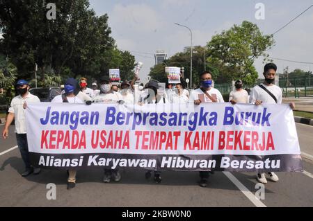 Am 21. Juli 2020 veranstaltete die Masse an Aktionen, die sich der Entertainment Employees Alliance und Entertainment Entrepreneurs angeschlossen hatten, einen friedlichen Protest vor dem Rathaus von DKI Jakarta, Indonesien. In ihrer Aktion forderten sie die Gouverneurin von DKI Jakarta Anies Baswedan auf, während der zweiten Phase der großangelegten sozialen Beschränkung in Jakarta einen Veranstaltungsort für Nachtunterhaltung zu eröffnen. (Foto von Dasril Roszandi/NurPhoto) Stockfoto