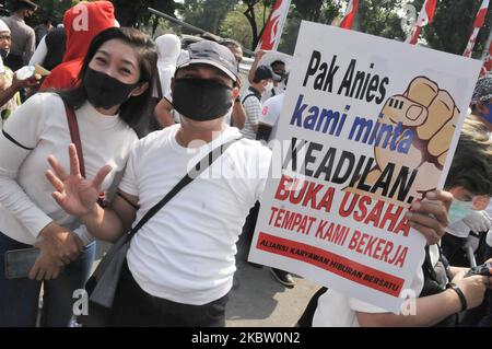 Am 21. Juli 2020 veranstaltete die Masse an Aktionen, die sich der Entertainment Employees Alliance und Entertainment Entrepreneurs angeschlossen hatten, einen friedlichen Protest vor dem Rathaus von DKI Jakarta, Indonesien. In ihrer Aktion forderten sie die Gouverneurin von DKI Jakarta Anies Baswedan auf, während der zweiten Phase der großangelegten sozialen Beschränkung in Jakarta einen Veranstaltungsort für Nachtunterhaltung zu eröffnen. (Foto von Dasril Roszandi/NurPhoto) Stockfoto